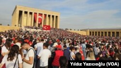 Ankaralılar Cumhuriyet'in 100. yılı dolayısıyla Anıtkabir'e akın etti