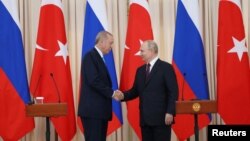 Cumhurbaşkanı Recep Tayyip Erdoğan ve Rusya Cumhurbaşkanı Vladimir Putin görüşme sonrası kameraların karşısına geçerek ortak basın toplantısı düzenledi.