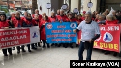 İzmir'de Emekli-Sen üyeleri başlarına huni takarak emekli maaşlarına yapılan zammı protesto etti. 