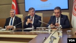 Davutoğlu, Saadet Partisi’nin TBMM’deki grup çalışmalarıyla ilgili VOA Türkçe muhabirinin de aralarında bulunduğu parlamento muhabirleriyle buluştu.