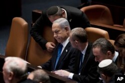 İsrail Başbakanı Binyamin Netanyahu İsrail parlamentosu Knesset'te yargı reformuna ilişkin oylamanın yapıldığı oturumda milletvekilleriyle birlikte, 24 Temmuz 2023.