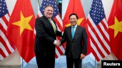 Ngoại trưởng Hoa Kỳ Mike Pompeo (trái) gặp Phó thủ tướng - Bộ trưởng Ngoại giao Việt Nam Phạm Bình Mình tại Hà Nội vào ngày 9/7/2018.