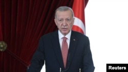 Cumhurbaşkanı Erdoğan, aileleriyle birlikte 25 milyonu bulan kamu çalışanı ve emeklilerinin memnun edilmesi için Çalışma ve Sosyal Güvenlik Bakanlığı’nın çalışmalarını sürdürdüğünü belirtti. 