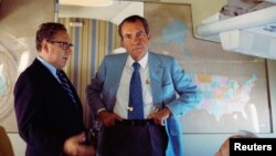 Kissinger (solda), dönemin ABD Başkanı Richard Nixon'la Air Force One uçağında Çin'e giderken - 20 Şubat 1972