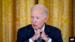 Reuters haber ajansı ve Ipsos kamuoyu araştırma firmasının anketine yanıt verenlerin yüzde 39'u, Biden'ın başkanlık koltuğunda gösterdiği performansa onay verdi.