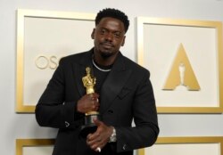 İngiliz aktör Daniel Kaluuya en iyi yardımcı erkek oyuncu Oscar'ının sahibi oldu.