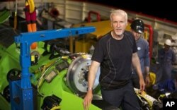 Oscar Ödüllü yönetmen James Cameron tasarladığı deniz aracıyla.