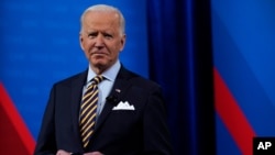 Başkan Joe Biden, Wisconsin eyaletindeki Milwaukee kentinde tarihi Pabst Tiyatrosu'nda CNN televizyonu tarafından düzenlenen ve canlı yayınlanan halk oturumunda soruları yanıtladı. 