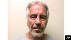 Amerikalı milyarder Jeffrey Epstein, reşit olmayan çok sayıda kız çocuğuna cinsel taciz ve seks amaçlı insan kaçakçılığı yapmaktan yargılanırken intihar etmişti.